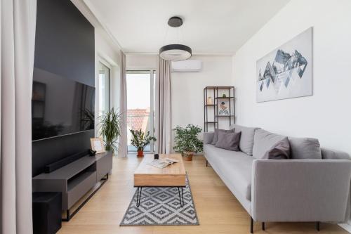 Modern & Spacious Apartment with Air Conditioning & Parking by Renters Prestige