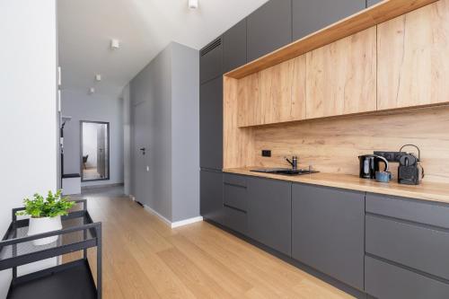 Modern & Spacious Apartment with Air Conditioning & Parking by Renters Prestige