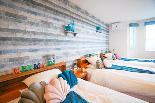 3 twin beds