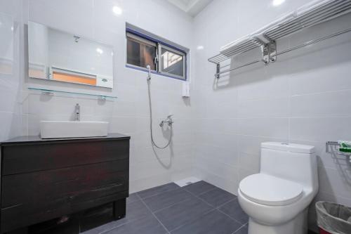 Bathroom, 86 Highland in Liuqiu
