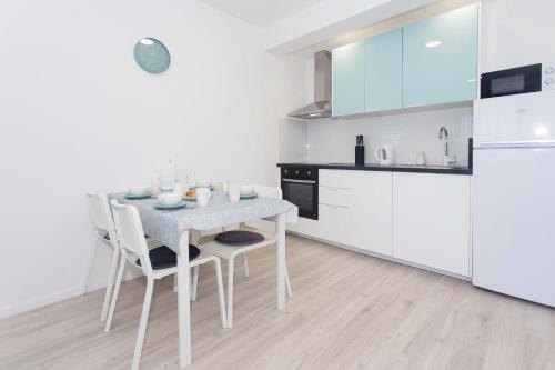 廚房, Delminium in 加廸納