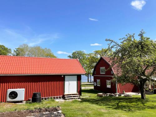 Well-equipped holiday home with a view of Lake Asnen in Hulevik, Lonashult