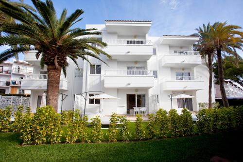 Palm Garden Apartments - Tap to explore photos