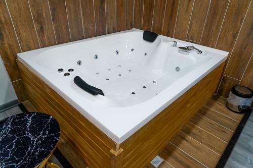 อ่างแช่น้ำร้อน, แกรนด์ มูน โฮเทล (GRAND MOON HOTEL) in เอเซนยูร์ต