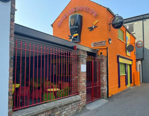 Изглед, Bugler Doyles Bar & Townhouse in Уексфорд