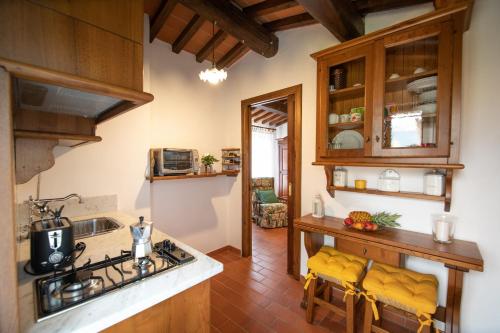 Konyha, Casetta di Butia, Ginestra apartment with swimming pool in Borgo A Mozzano