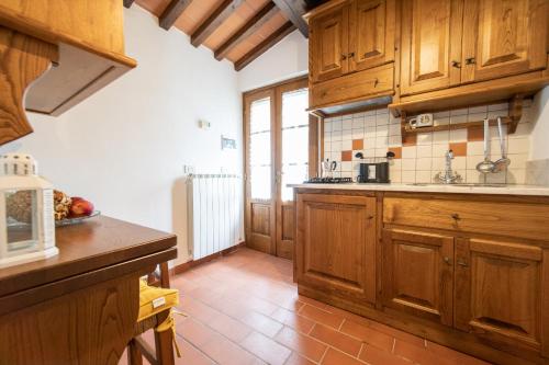 Konyha, Casetta di Butia, Ginestra apartment with swimming pool in Borgo A Mozzano