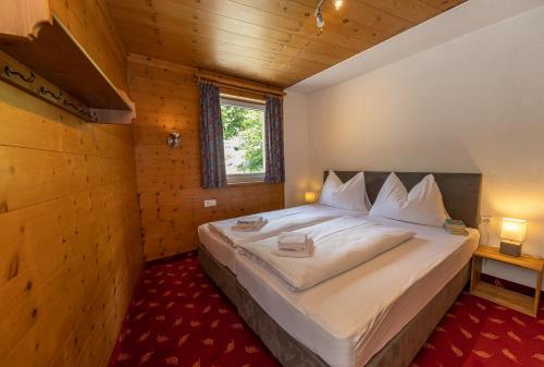4 bedrooms, 6 beds