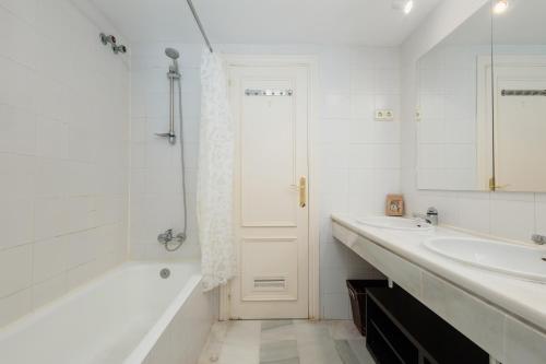 Penthouse in Puerto Banus with sea and marina views, Marbella (foto 8)