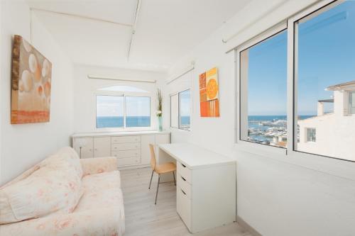 Penthouse in Puerto Banus with sea and marina views, Marbella (foto 2)