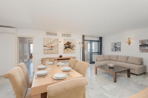 Penthouse in Puerto Banus with sea and marina views, Marbella (foto 3)
