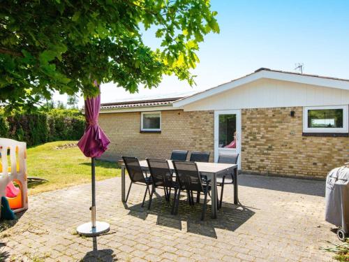 Three-Bedroom Holiday home in Allingåbro 1 - image 2
