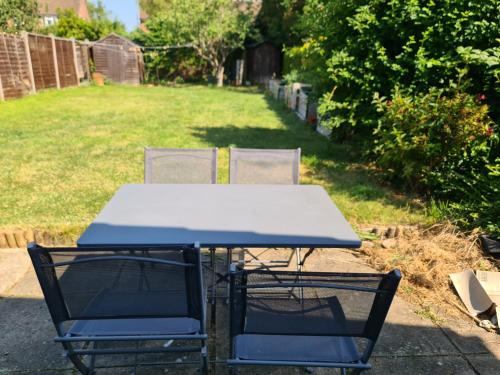 Homely Home in อายเลสบูรี่