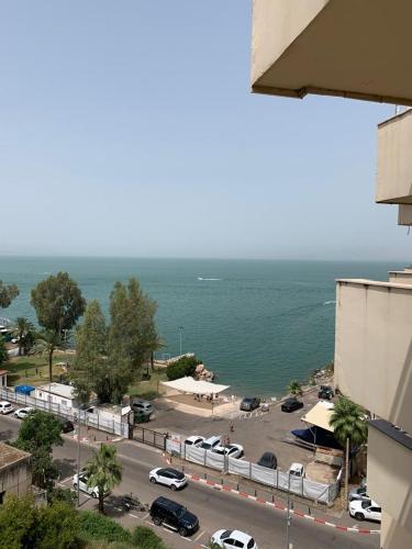 על שפת כנרת, Tiberias