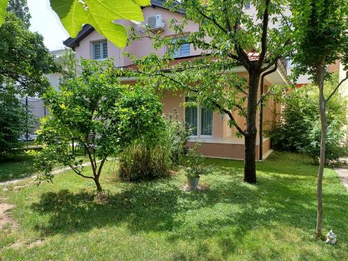 Villa Tamara with garden and river view - free private parking Bicycle & Motorcycle Garage, Mostar