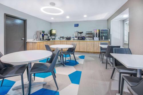 อาหารและเครื่องดื่ม, ไมโครเทล อินน์ บาย วินด์แฮม เบกลีย์ (Microtel Inn by Wyndham Beckley) in เบกลีย์ (WV)