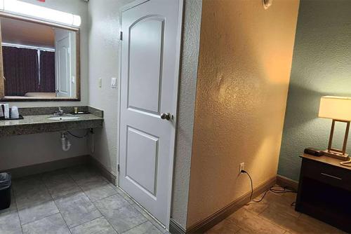 Travelodge by Wyndham Kingsland GA - image 13