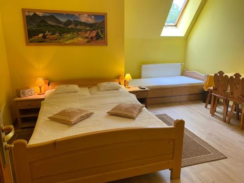 1 double bed, 1 twin bed