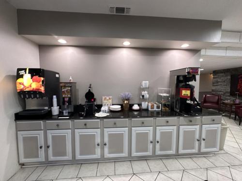 Red Roof Inn & Suites Biloxi - Ocean Springs - 식음료(F&B)