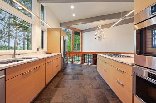 Modern Style Lakefront Retreat in Stevens Point, USA