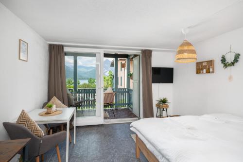 "Boho Oase" with lake view and pool in Därligen, Schweiz