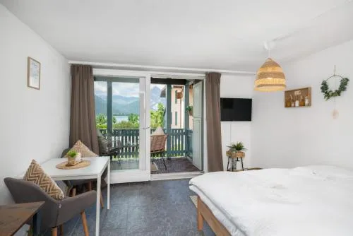 "Boho Oase" with lake view and pool in Därligen, Schweiz