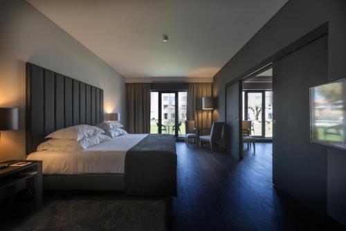 1 queen bed, 1 sofa bed