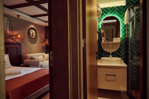 1 double bed, 1 twin bed