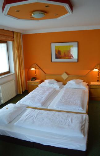 1 king bed, 1 twin bed