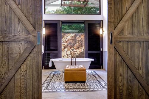 Baño, Mbano Manor Hotel Victoria Falls in Victoria Falls