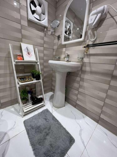 Bathroom, شقة بمدخل خاص ودخول ذكي (العليا) in Al Mursalat