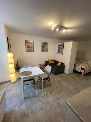 Studio RdC parking privé gratuit - Location saisonnière - Doué-en-Anjou