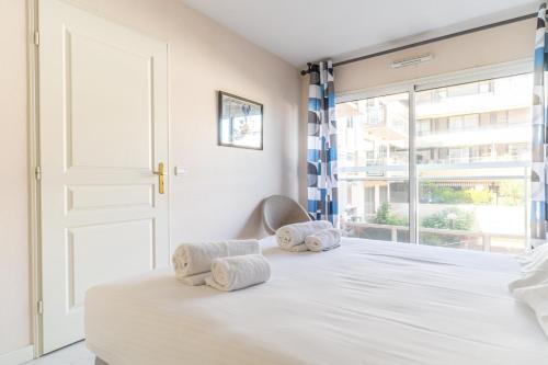 One-Bedroom Apartment image 4