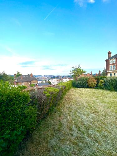 Rochester town centre beautiful 3-Bedroom House with garden