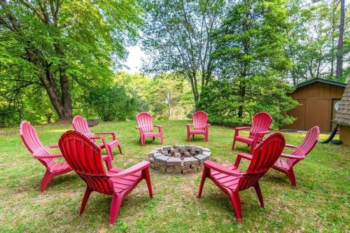 Sleeps 8! Fire Pit, Games, 15 Mins from Downtown Blue Ridge in Mineral Bluff, Vereinigte Staaten von Amerika