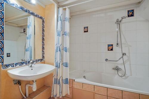 2 twin beds, 1 sofa bed
