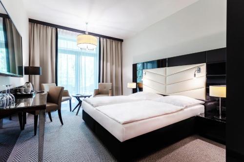 Standard Twin Room image 2