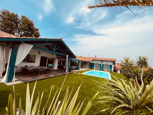 Villa a 100 M du quartier des docks de biarritz jacuzzi , piscine chauffée , pétanque