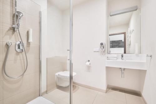 Deluxe Suite with Partial Sea View image 6