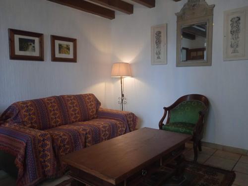 Charming detached 2 bedroom ancient house in medieval quarter of a small town in the Pays de la Loire, France