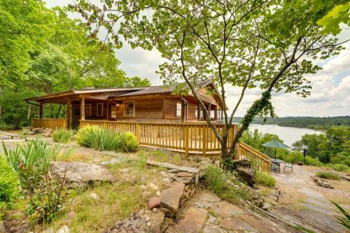 Scenic Eagle Rock Retreat on Table Rock Lake!