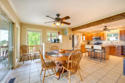Eagle Rock Gem on Table Rock Lake with Decks and Grill in Golden, USA