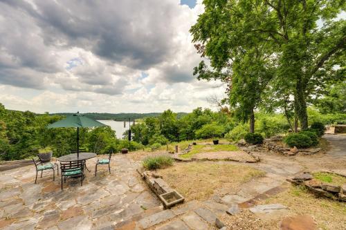 Scenic Eagle Rock Retreat on Table Rock Lake!