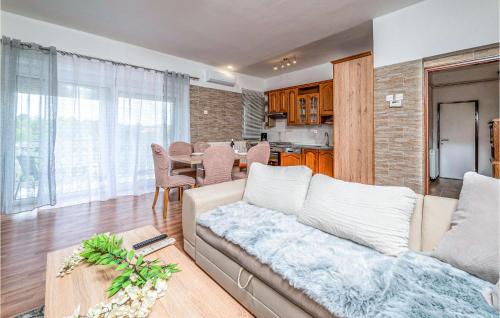 2 Bedroom Gorgeous Apartment In Nedescina