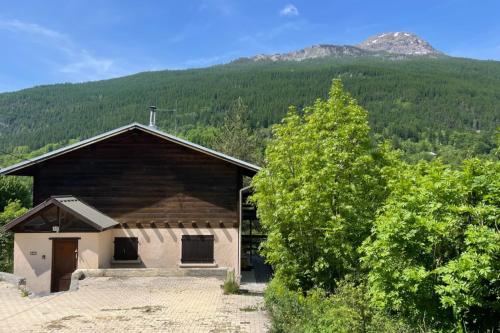 Bright chalet with terrace and garden in Briançon