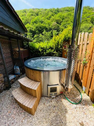 Hot tub, Idyllisches Hauschen im Grunen mit Whirlpool in Rossbach
