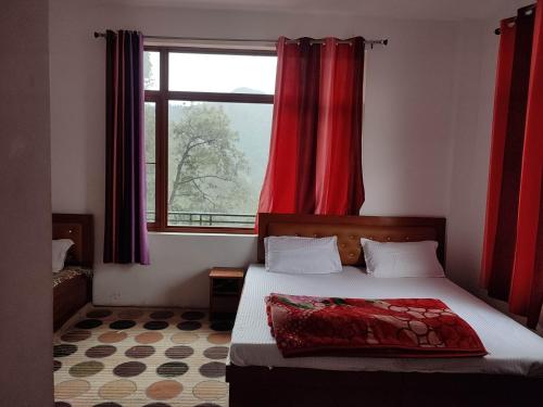 1 queen bed, 1 twin bed