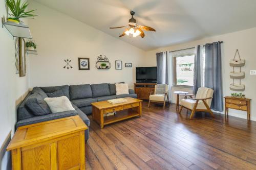 B&B Joplin - Single-Story Webb City Home with Deck and Gas Grill! - Bed and Breakfast Joplin