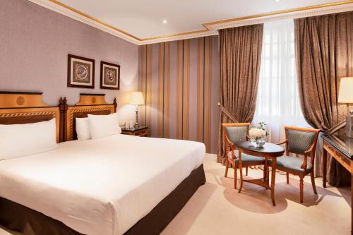 Deluxe Double or Twin Room image 6