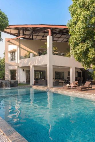The Leaf by StayVista - An enchanting escape offering a pool, terrace, lush lawn, contemporary interiors, and indoor games, Alibag (zdjęcie 6)